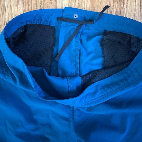 Mountain Hardwear Men’s 30 Blue Athletic Shorts - Picture 4 of 4